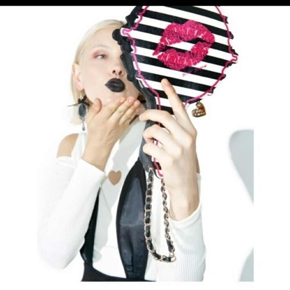 Super fun Betsey Johnson Glitter lips Mirror wristlet - Picture 11 of 12